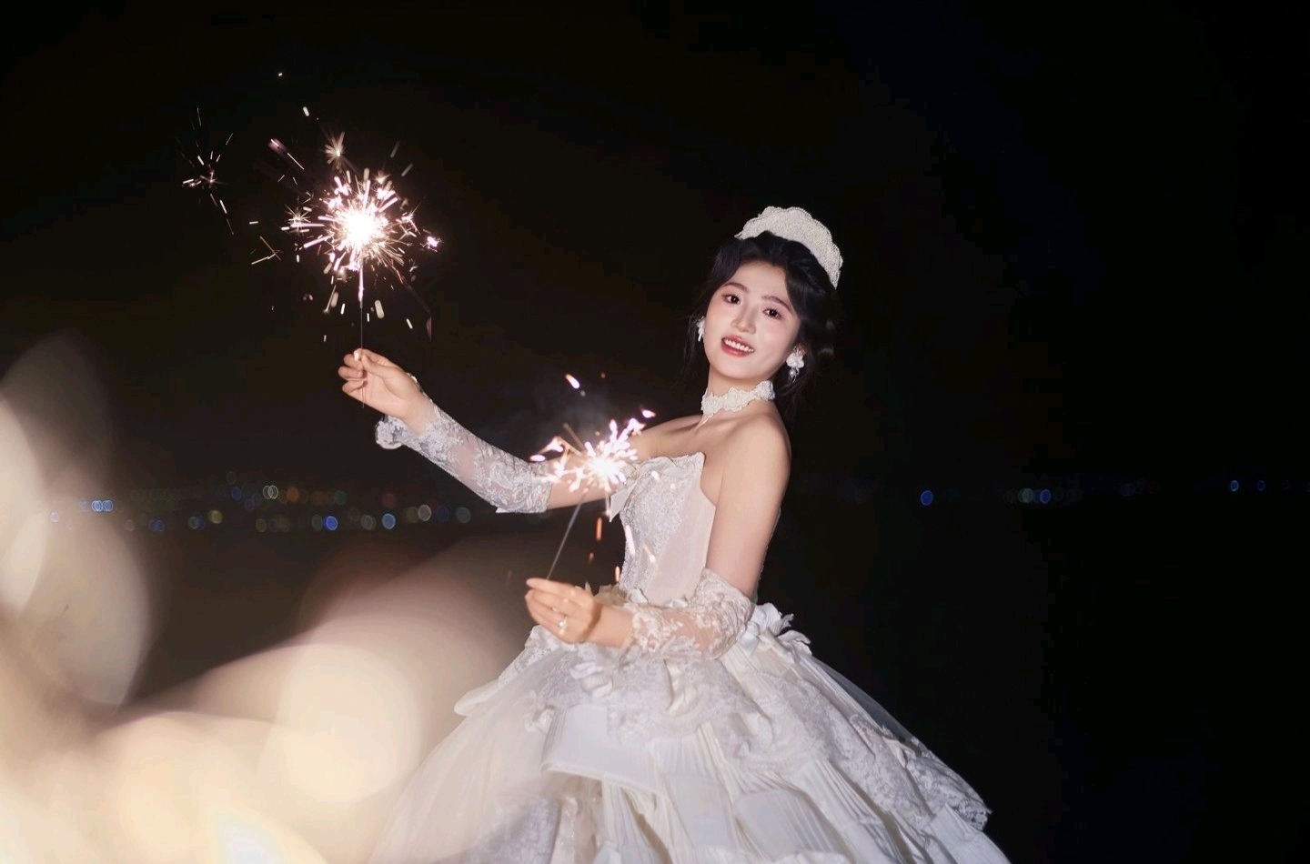 新娘手持烟花的婚纱照