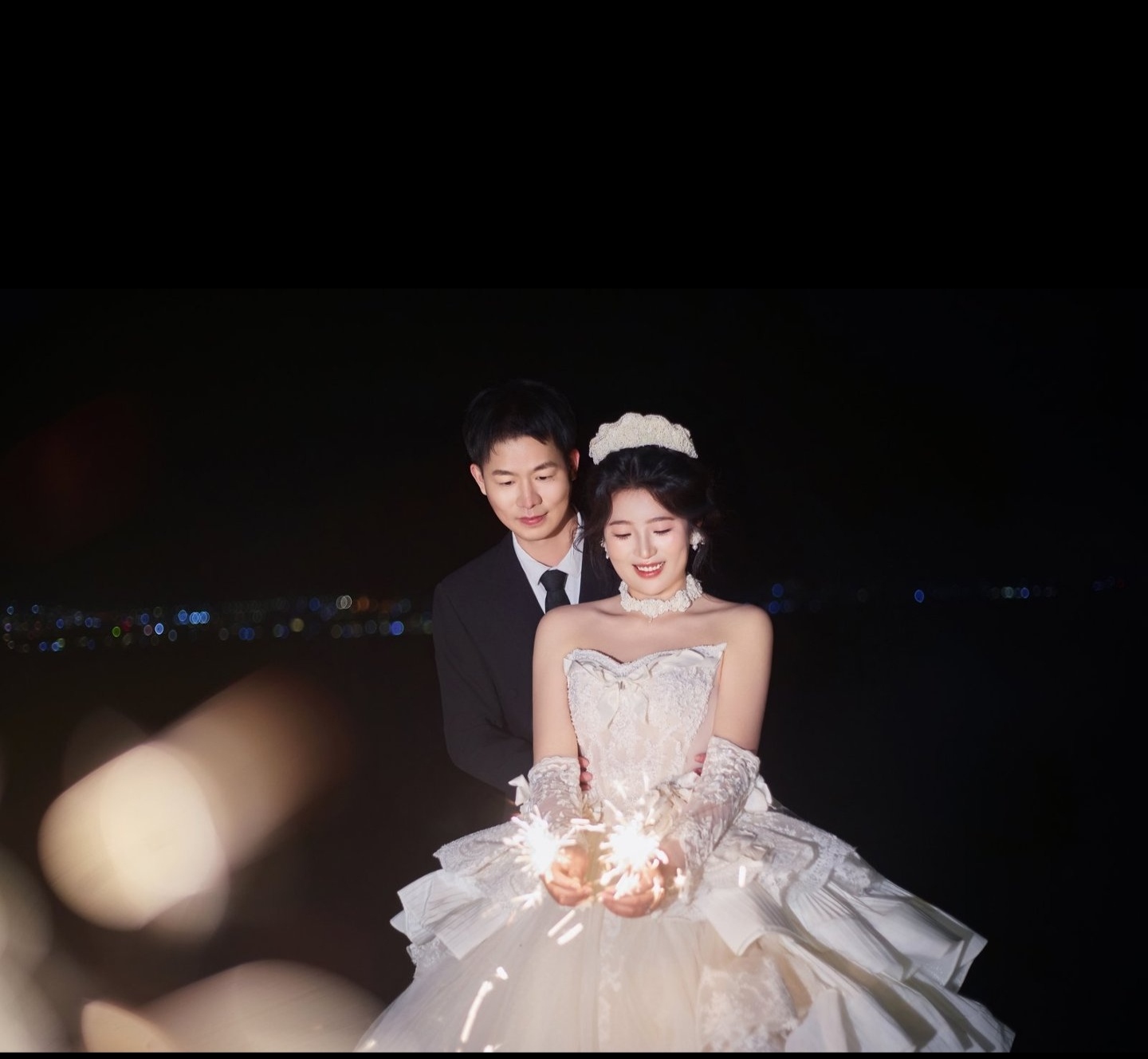 新人在夜色中的婚纱照